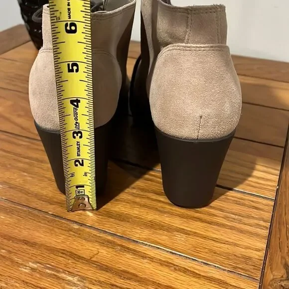 NWOT Crocs Leigh Suede Wedge Shootie Women’s Boot Size 11. - Picture 6 of 9